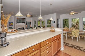 Kjøleskap, mikrobølgeovn, oppvaskmaskin og kaffetrakter/tekoker