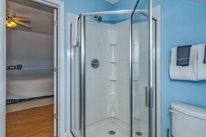 Combined shower/bathtub, towels - 23 Dogwood Trail-Perfect Family home with 4 bedrooms and Bunk bed loft area (Bald Head Island)