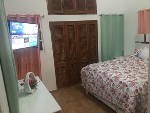 3 habitaciones, tabla de planchar con plancha, wifi y ropa de cama 