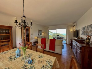 Interior - Casa semiadosada  con vistas a mar. Situada a 1.500 mts de la playa. (Begur)