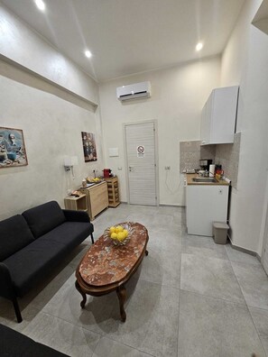 32-inch LED TV with cable channels, TV - Alloggio Turistico Port Inn (Civitavecchia)