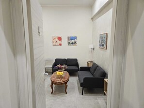 32-inch LED TV with cable channels, TV