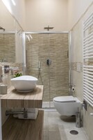 家庭双人房 | 浴室 | 淋浴设施、大花洒淋浴喷头、免费洗浴用品、吹风机