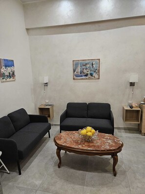 32-inch LED TV with cable channels, TV - Alloggio Turistico Port Inn (Civitavecchia)