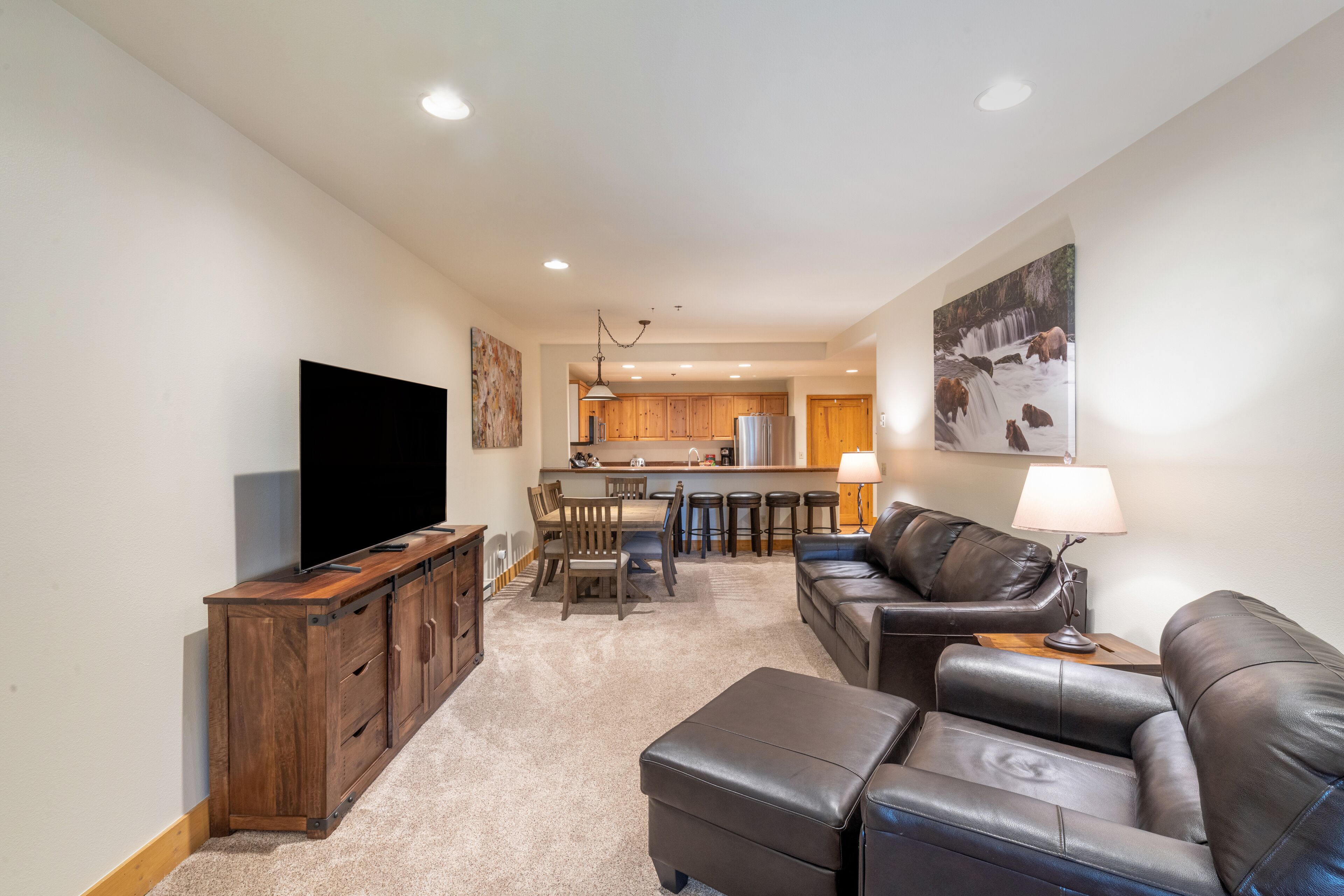Wooded Family-Friendly 2-Bedroom Condo With Pool, Hot Tubs