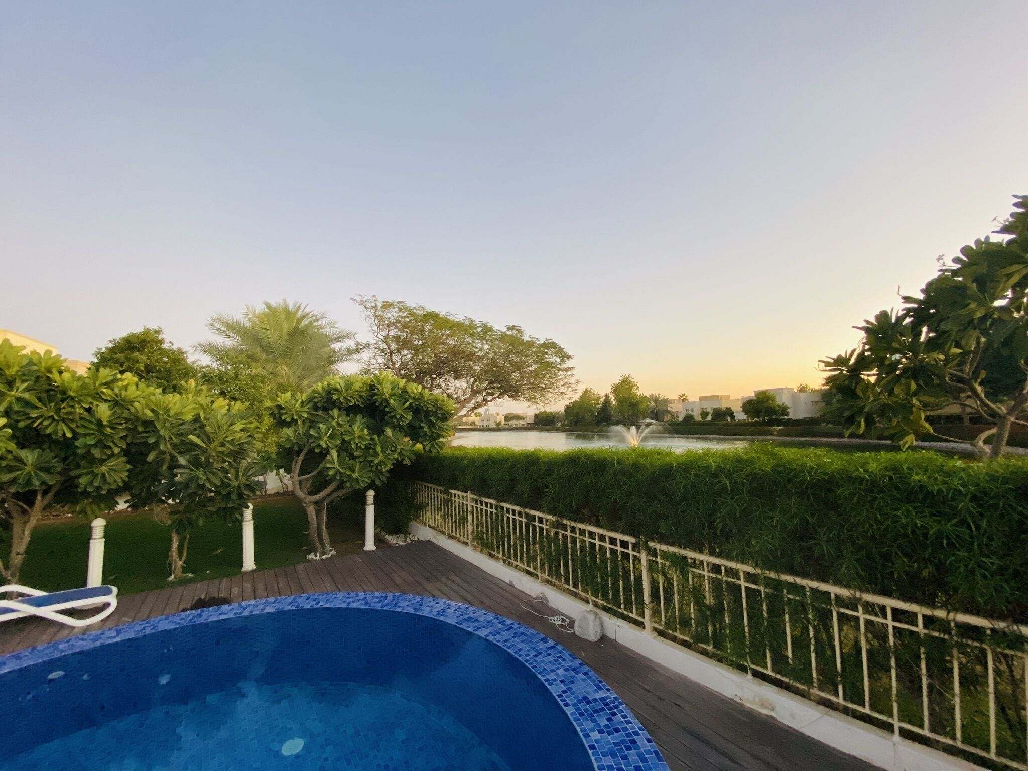 Utomhuspool och uppvärmd pool