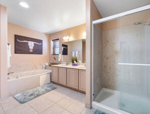 Badewanne, Haartrockner, Handtücher