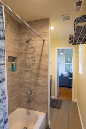 Bathtub, hair dryer, towels, shampoo - Oceanside Beach Rental - Walk to the Boardwalk! (Oceanside)