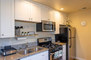 Frigorífico, microondas, horno y placa de cocina