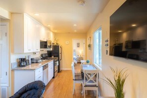 Frigorífico, microondas, horno y placa de cocina