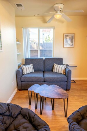 Una televisión, una oficina