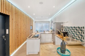 Een koelkast, een microgolfoven, een oven, een vaatwasser