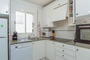 Kühlschrank, Ofen, Geschirrspüler, Wasserkocher mit Kaffee-/Teezubehör