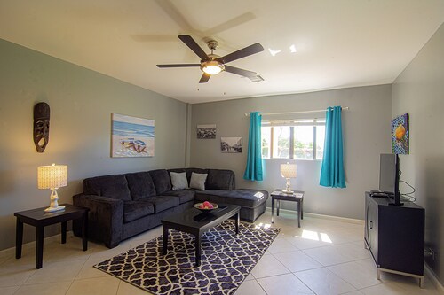 Luxurious 1 bedroom condo w/ pool  on site 