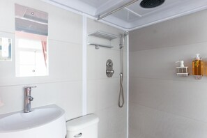 Standard Double Room | Bathroom - moon walks slowly (Tainan)
