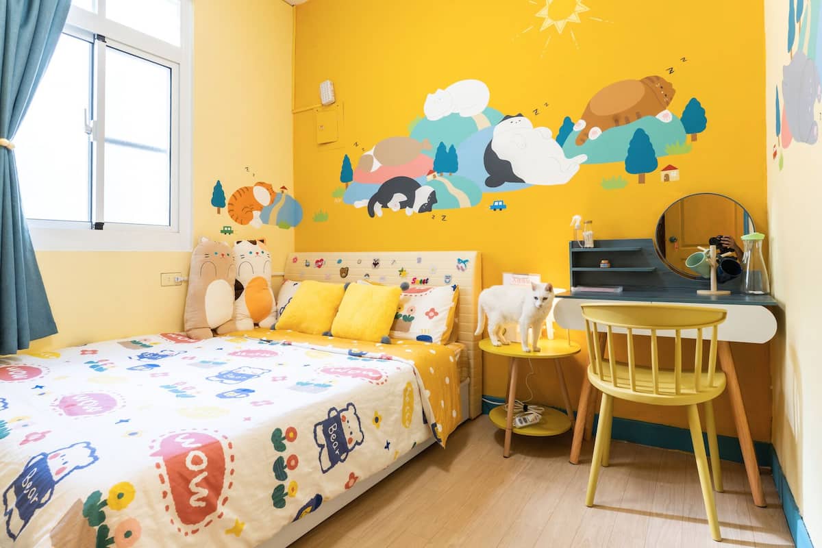 Un dormitorio infantil con cama, escritorio y silla.