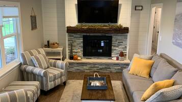 TV connectée, cheminée, livres