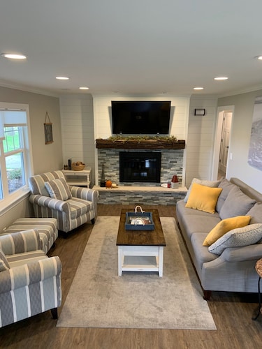 Beautifully Remodeled Lake Cottage with Stunning view of Stone Lake