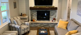 Beautifully Remodeled Lake Cottage with Stunning view of Stone Lake