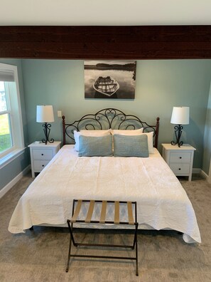 3 bedrooms, iron/ironing board, travel cot, free WiFi - Beautifully Remodeled Lake Cottage with Stunning view of Stone Lake (La Porte)