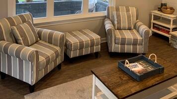 TV connectée, cheminée, livres