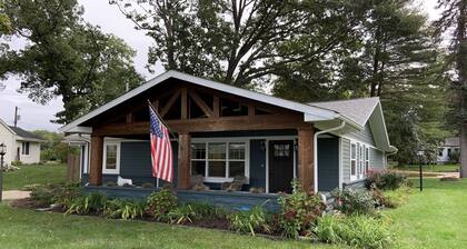 Beautifully Remodeled Lake Cottage with Stunning view of Stone Lake