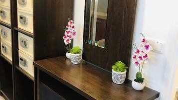 Dormitorio compartido básico | Caja de seguridad en la habitación y insonorización