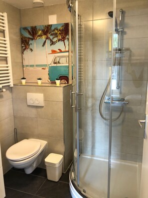Eenvoudige slaapzaal | Badkamer | Een douche, een haardroger, handdoeken