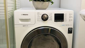 Dusj, hårføner og håndklær