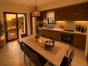 Wasserkocher mit Kaffee-/Teezubehör, Kühlschrank, Mikrowelle, Ofen