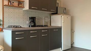 Fridge, microwave, oven, coffee/tea maker