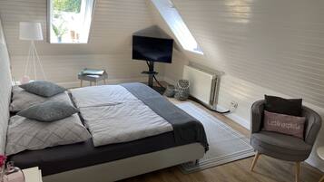 1 dormitori, escriptori, un bressol de viatge i wifi