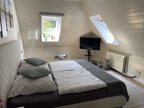 1 bedroom, desk, travel crib, WiFi