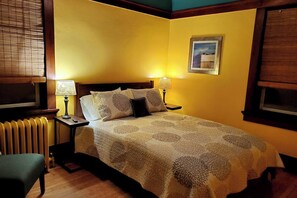 4 habitaciones, escritorio y tabla de planchar con plancha 