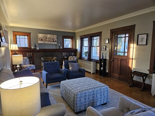 Historic Bungalow in downtown De Pere, sleeps 8