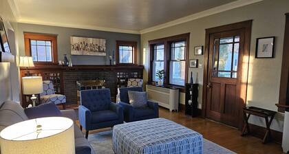 Historic Bungalow in downtown De Pere, sleeps 8