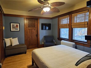 4 bedrooms, desk, iron/ironing board, travel cot