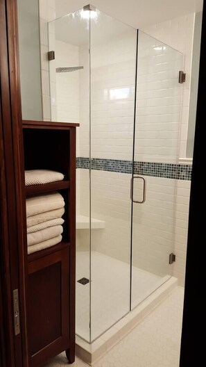 Ducha, bañera de hidromasaje, secador de pelo, toallas