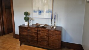 Un meuble en bois orné d’un objet décoratif et d’une petite plante en pot.