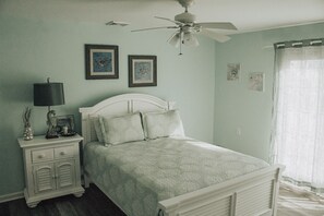 3 bedrooms, iron/ironing board, free WiFi, bed sheets - Beautiful waterfront summer getaway-7 minutes to beach! (Stafford Township)