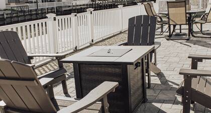 Beautiful waterfront summer getaway-7 minutes to beach!