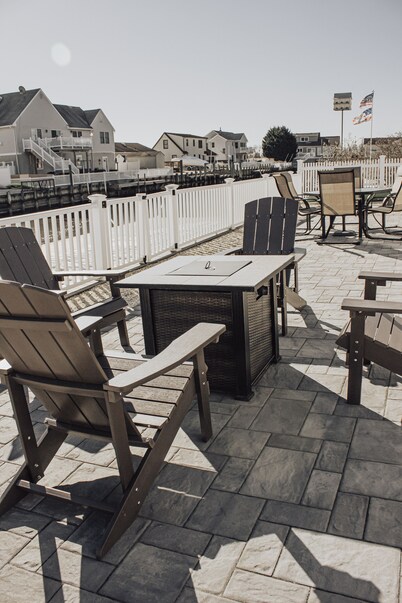 Beautiful waterfront summer getaway-7 minutes to beach!