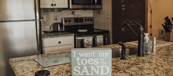 Beautiful waterfront summer getaway-7 minutes to beach!