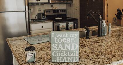 Beautiful waterfront summer getaway-7 minutes to beach!