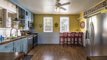 冰箱、微波炉、烤箱、炉灶