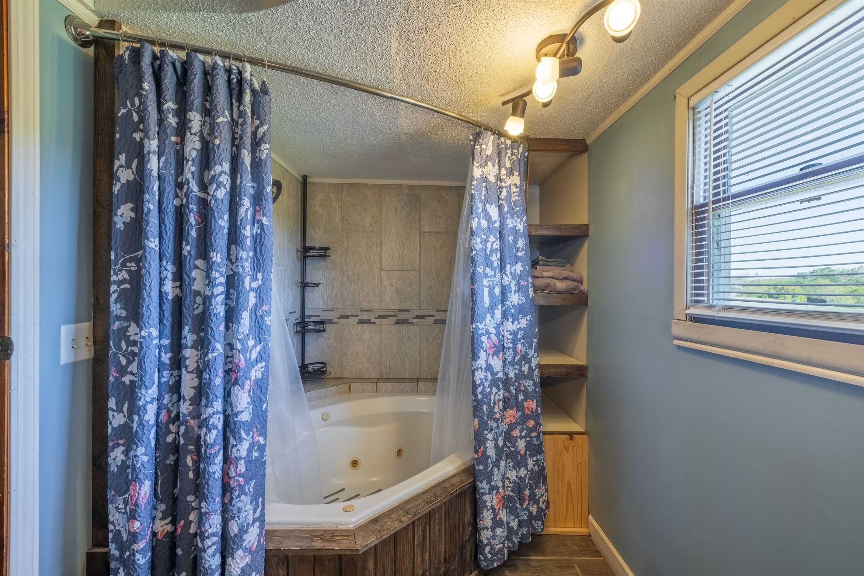 Combined shower/bathtub, towels