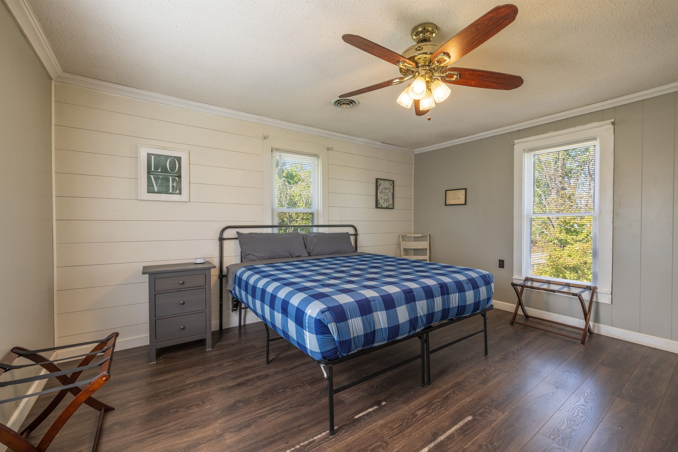 4 多间卧室、免费 WiFi、床单