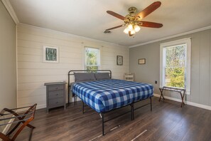 4 bedrooms, free WiFi, bed sheets - Ruby's Farmhouse (Hocking Hills area) (Rockbridge)