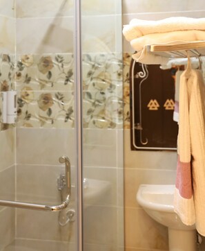 Chambre triple Deluxe | Salle de bain | Baignoire et douche séparées, pomme de douche hydromassante