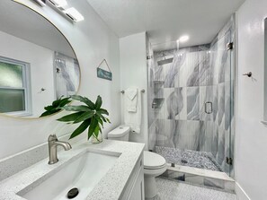 Combined shower/bathtub, hair dryer, towels, soap - Updated House! 3 minutes to Beach Access (Seminole)